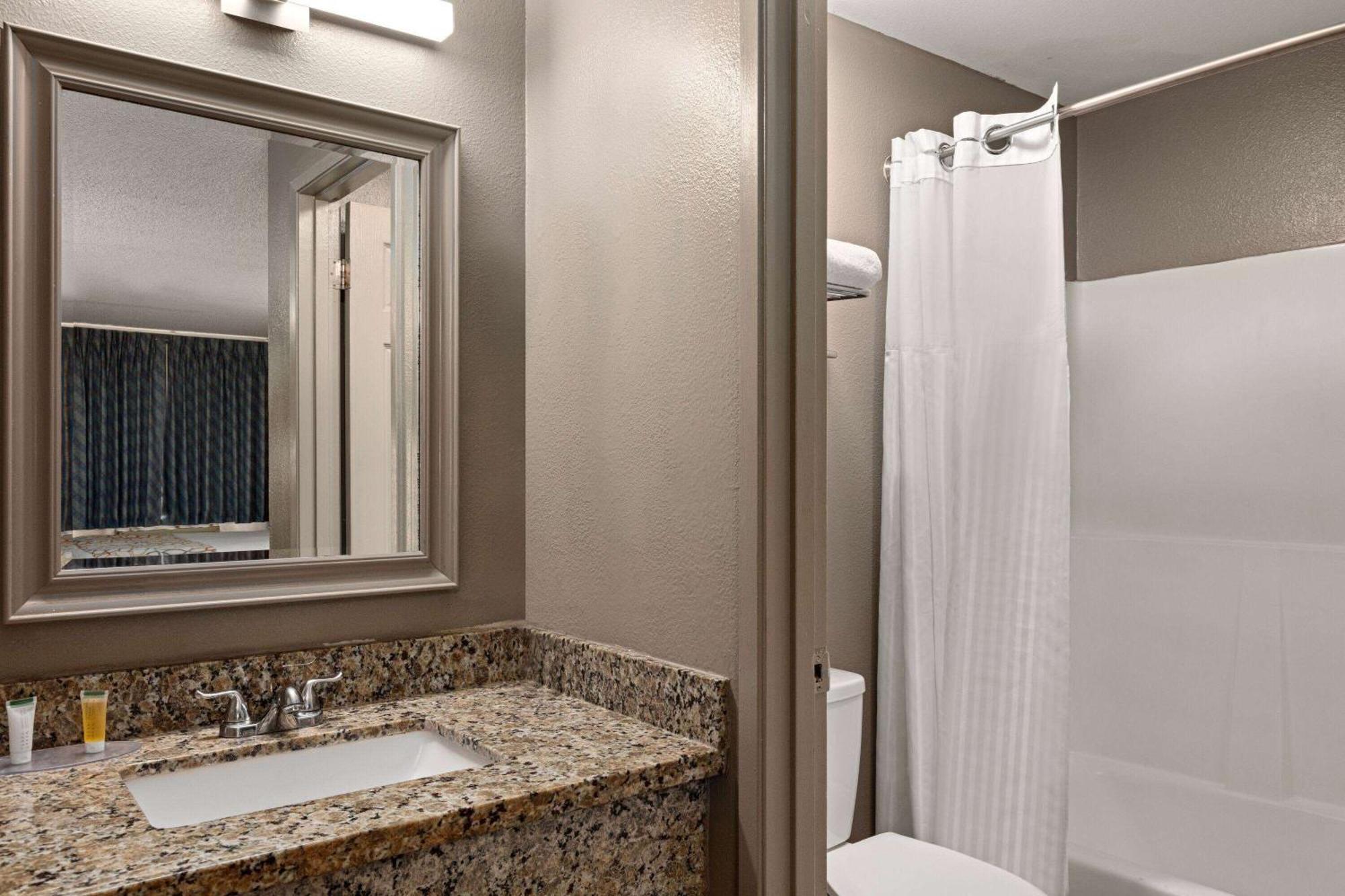 Days Inn By Wyndham Lakewood South Tacoma Eksteriør bilde